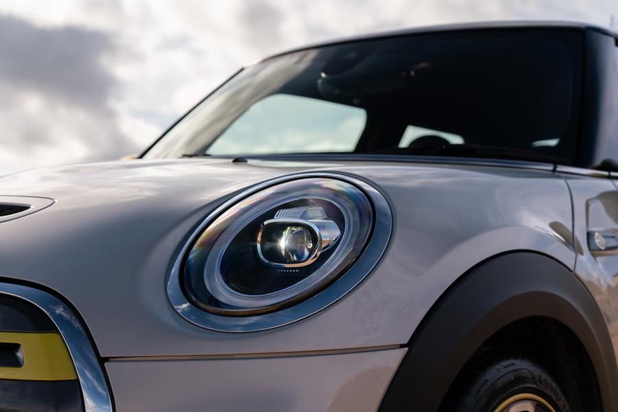 Детали экстерьера Mini Cooper SE Level 2 (F56) 2020 года  (UK) (фото 11 из 34)
